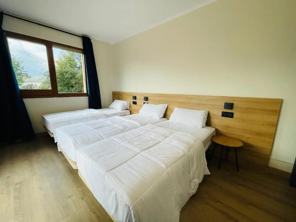 Camera tripla con bagno in comune — Cubez Viladrau by Dynamic Hotels