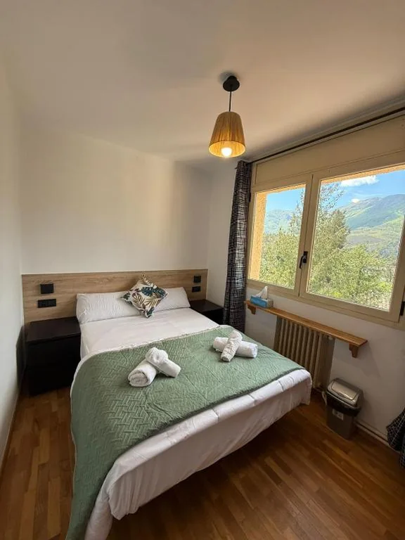 Suite con letto matrimoniale grande e balcone — Cubez Viladrau by Dynamic Hotels