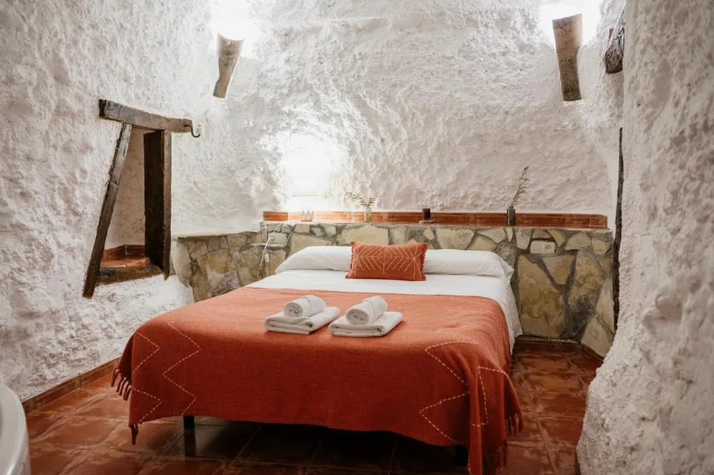 Cuevas El Atochal Orígenes