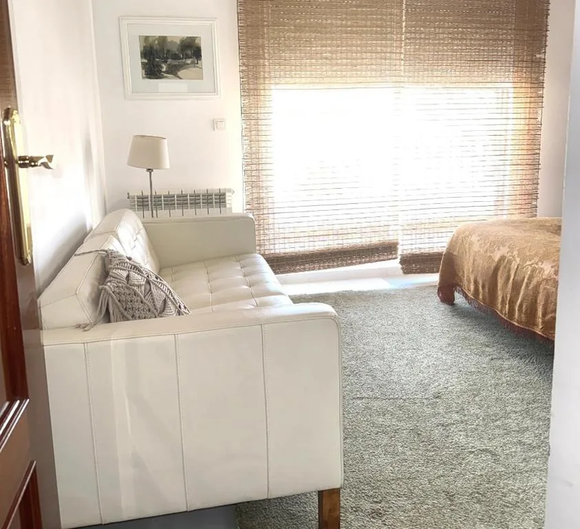 Quarto com cama grande e varanda — Cute and relaxing bed and breakfast en Albayzín