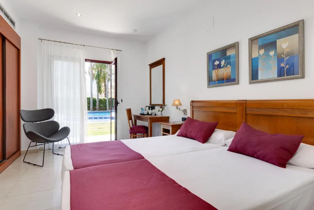 Quarto Duplo com acesso ao jardim - 1 ou 2 camas — Daniya Denia Spa & Business 4*