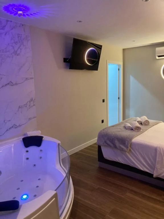 Suite Deluxe con vasca idromassaggio — DAOS Suites & Terrace Marbella