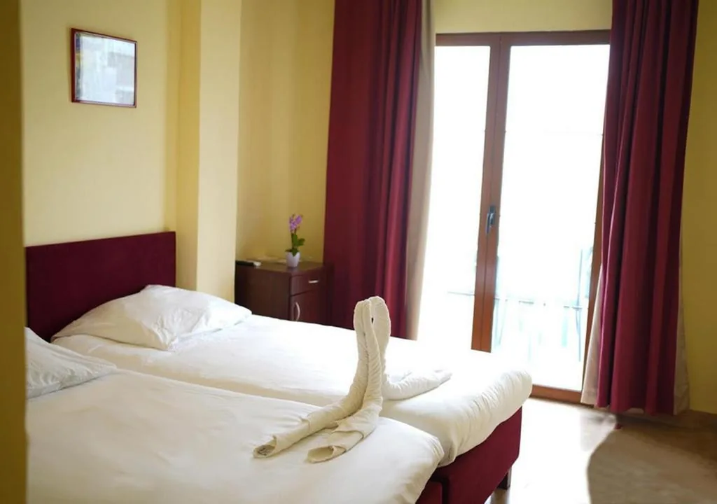 Chambre Double avec balcon - 2 lits — Das Hostal