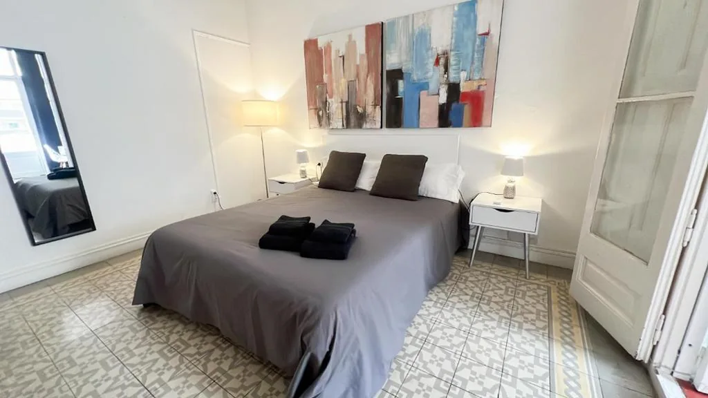 Camera Tripla Superior con balcone e bagno in comune — Des Artistes