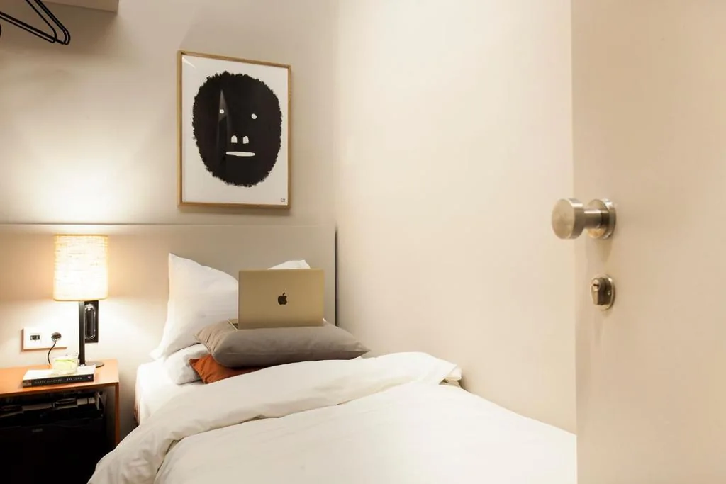 Interior Single room with Shared Bathroom (I) — DestinationBCN - Universitat Rooms