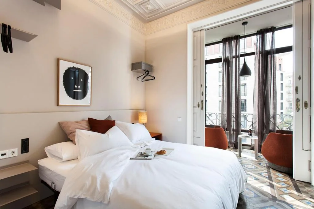 Queen Room with Bay Window, Street View — DestinationBCN - Universitat Rooms