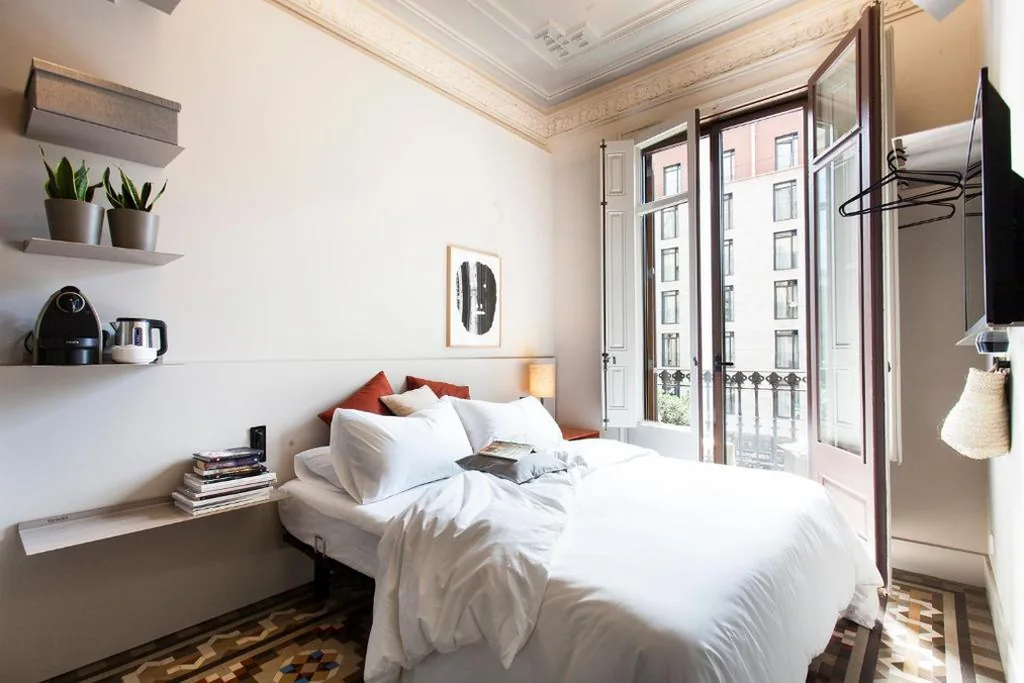 Small Queen Room with Balcony, Street View — DestinationBCN - Universitat Rooms