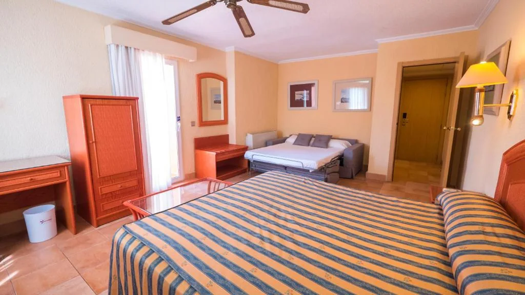Doppelzimmer mit Zustellbett (3 Erwachsene) — Diver Roquetas