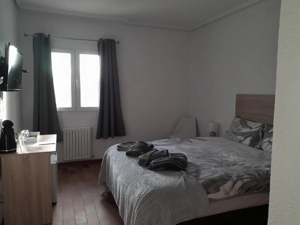 Habitación Doble Estándar con baño compartido — DJM Palms - Shared Casa Rural - Casa Rural Compartida - No es una casa privada