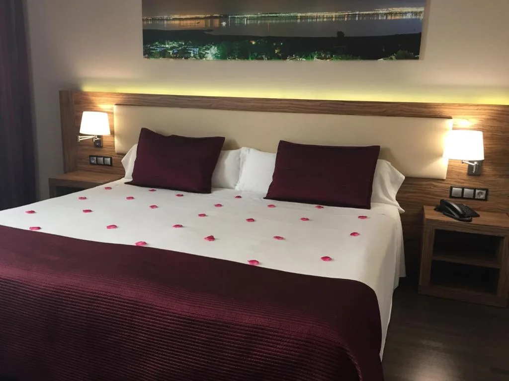 Habitación Doble Romántica con vistas a la laguna — Dña Monse Hotel Spa & Golf