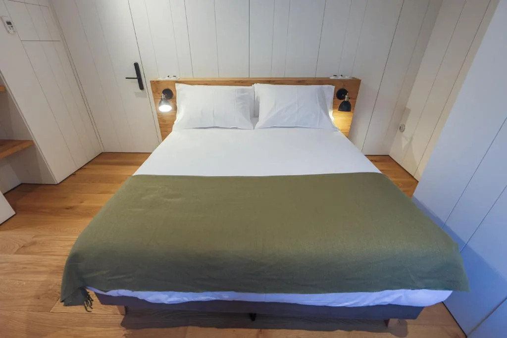 Habitación con cama grande — Do Bico Rooms