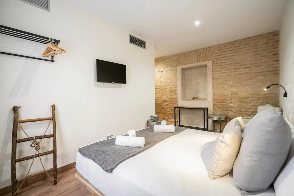 Camera con letto matrimoniale extra-large. — Dobo Azacanes Hostal
