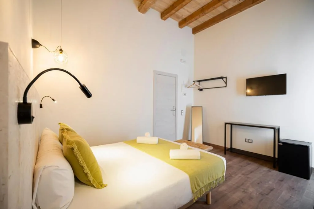 Camera doppia Deluxe con balcone — Dobo Azacanes Hostal