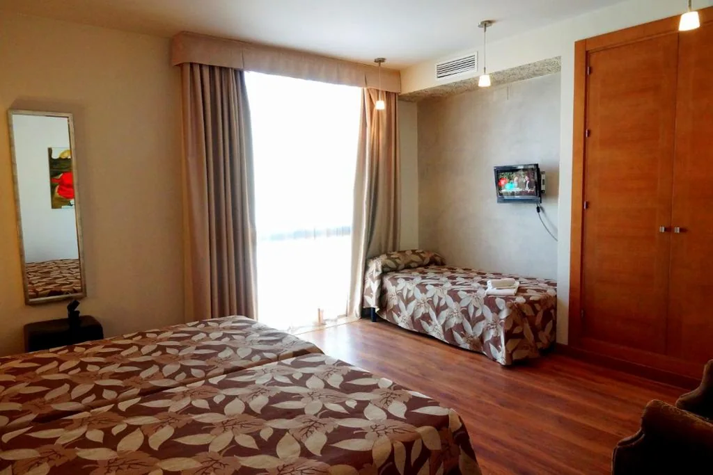 Camera doppia con letto aggiuntivo e parcheggio — Don Agustin