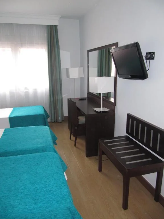 Tweepersoonskamer met 2 extra bedden (2 volwassenen + 2 kinderen) — Don Juan