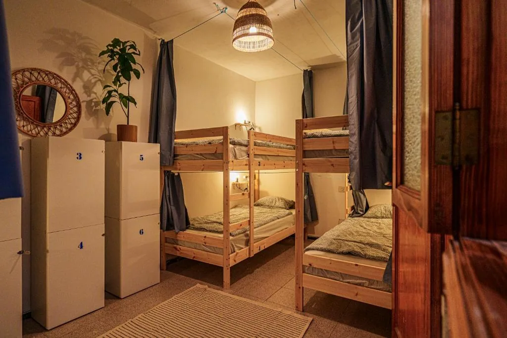 Lit individuel dans dortoir partagé de 6 lits — Doña Rose Surf Hostel