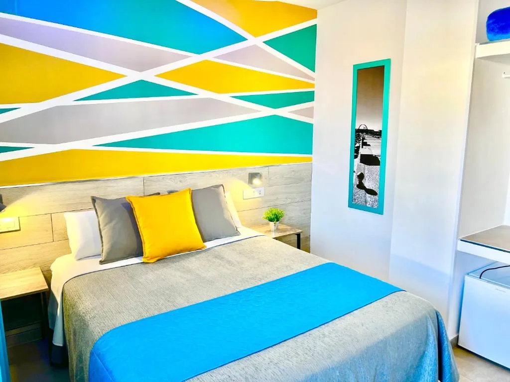 Einzelzimmer mit eigenem Bad — DORI ROOMS - Hostal