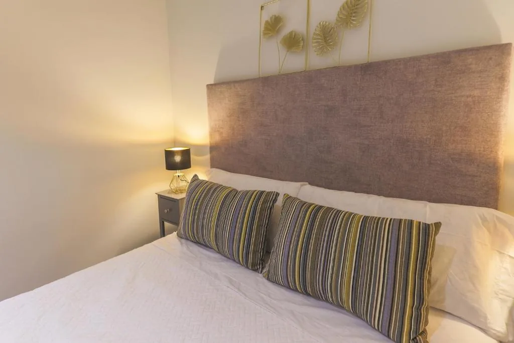 Chambre double avec salle de bains privative — Dorinda Rooms