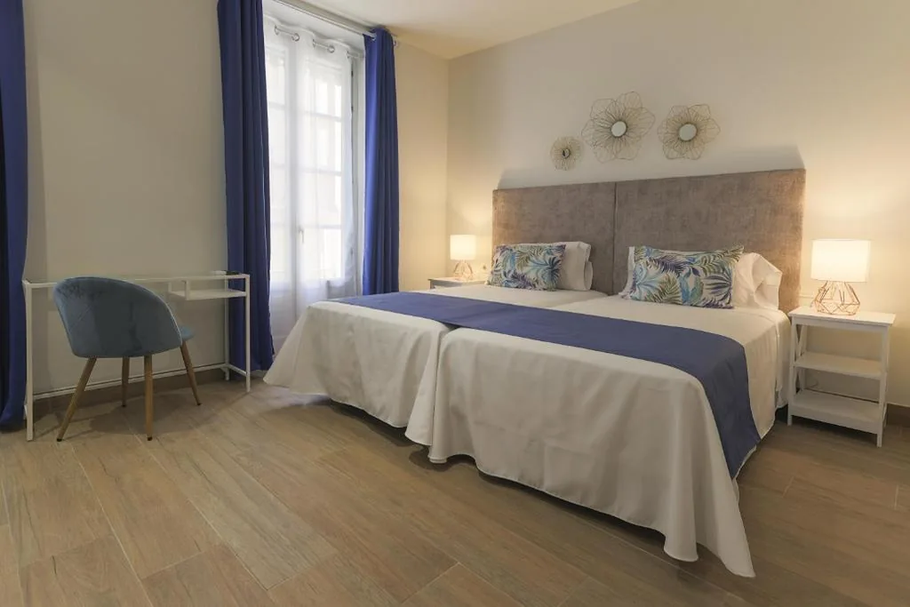 Chambre Triple Superior — Dorinda Rooms