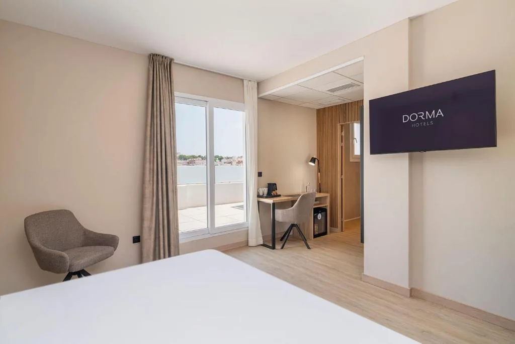Zimmer mit extragroßem Doppelbett und Whirlpool — Dorma Gaudea Santa Pola