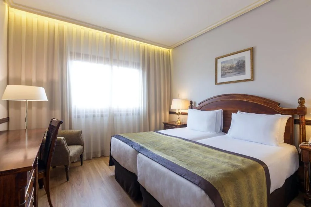 Quarto Duplo com estacionamento - 1 ou 2 camas — Dorma Reina Isabel