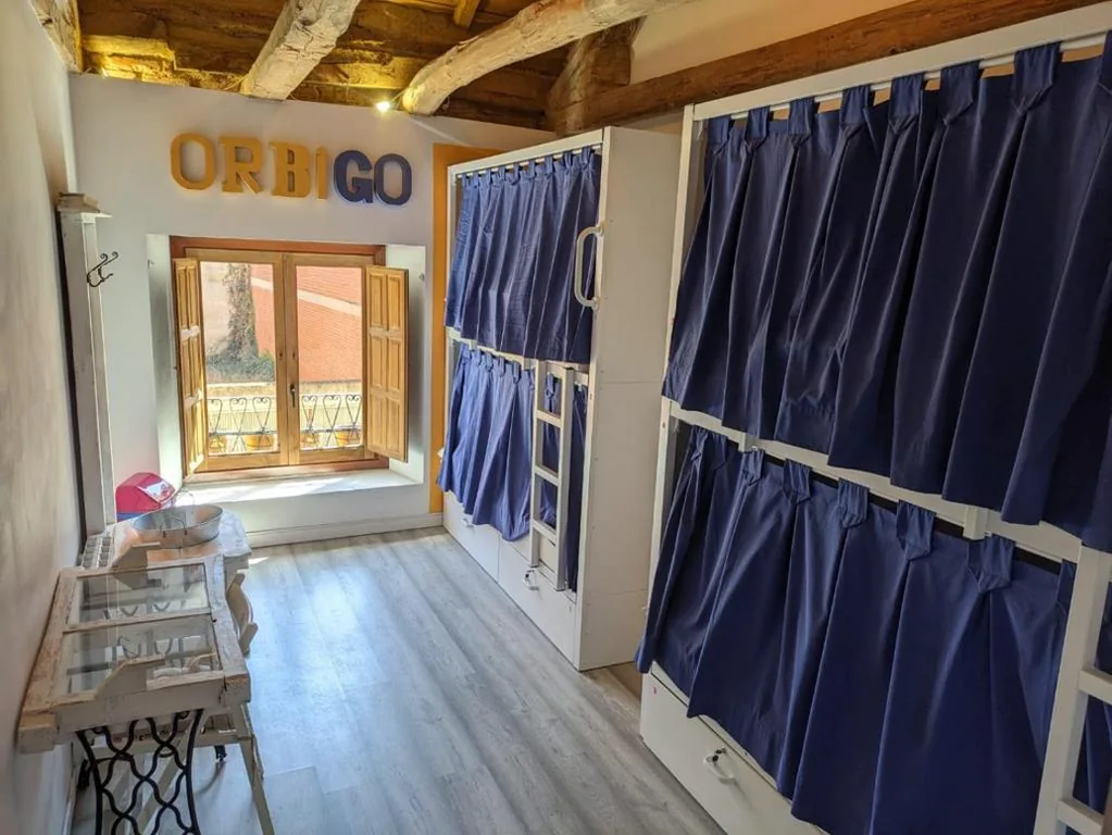 Bed in gedeelde kamer met 4 bedden — DORMERO Albergue Hidalgos Hospital de Órbigo