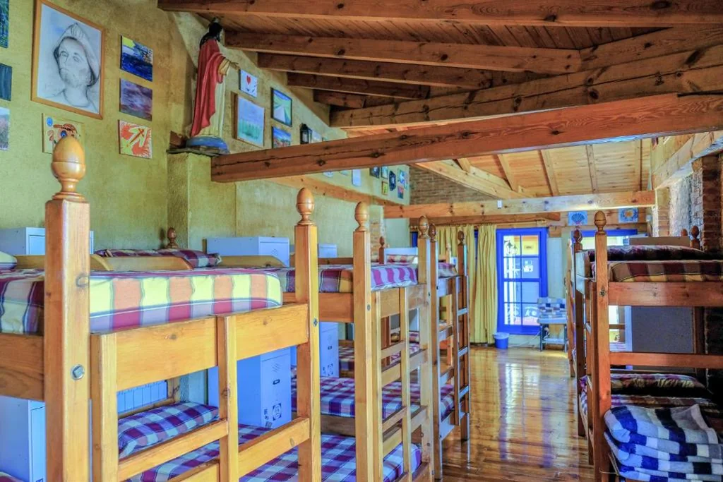 Etagenbett in gemischtem Gemeinschaftsschlafsaal — DORMERO Albergue San Miguel Hospital de Órbigo