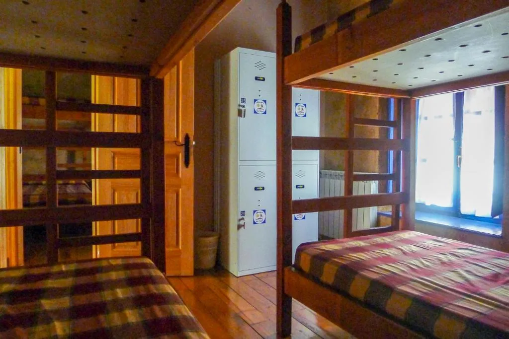 Etagenbett in gemischtem Gemeinschaftsschlafsaal — DORMERO Albergue San Miguel Hospital de Órbigo