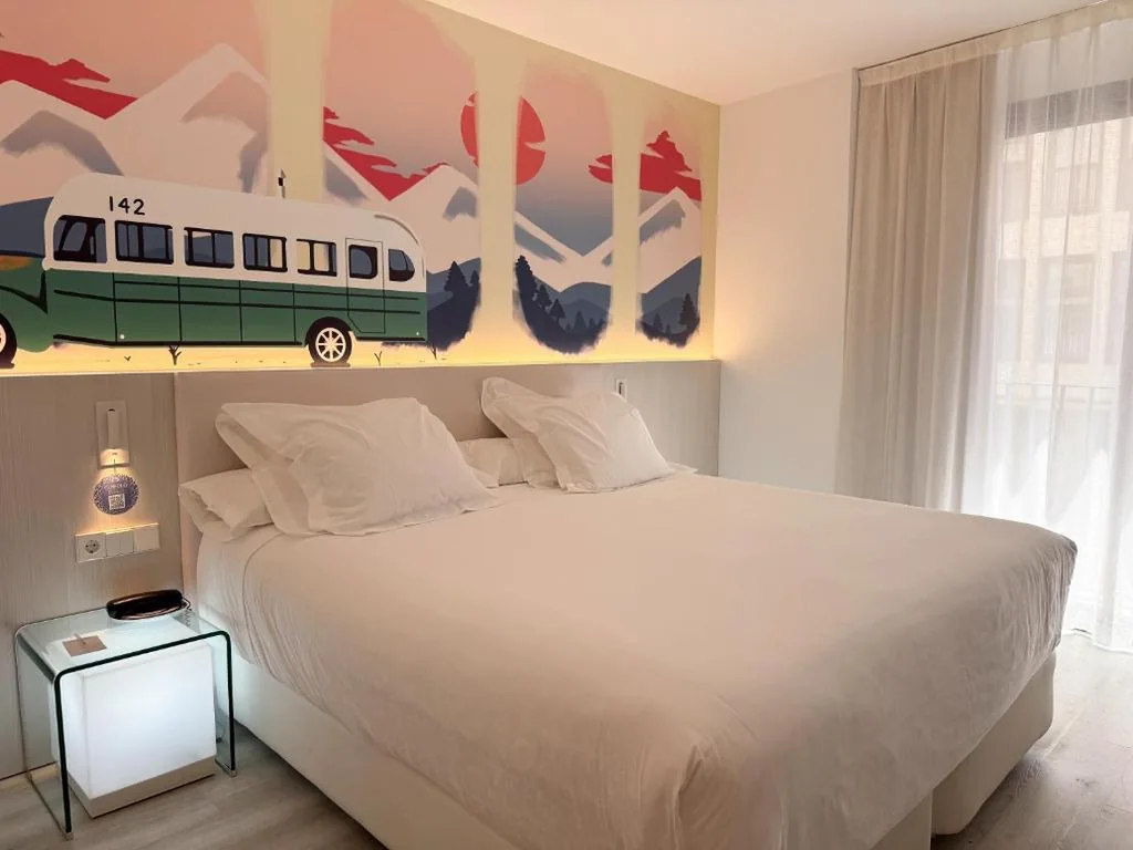 Quarto com cama de casal extragrande — Dormirdcine Alicante