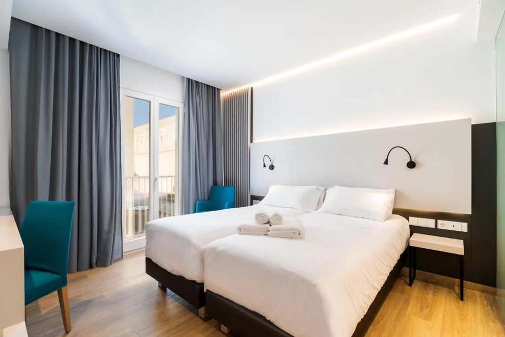 Habitación Doble Deluxe con balcón - 1 o 2 camas — Dormos Hotel