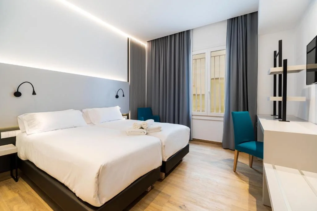 Habitación Doble Deluxe - Planta baja - 1 o 2 camas — Dormos Hotel