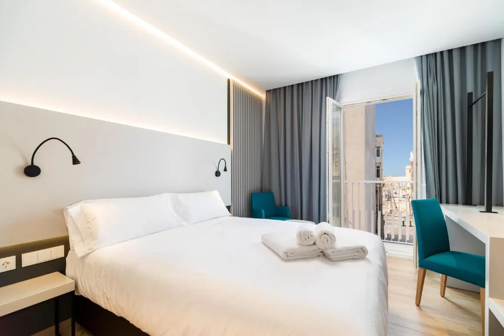 Habitación Doble Superior con balcón — Dormos Hotel