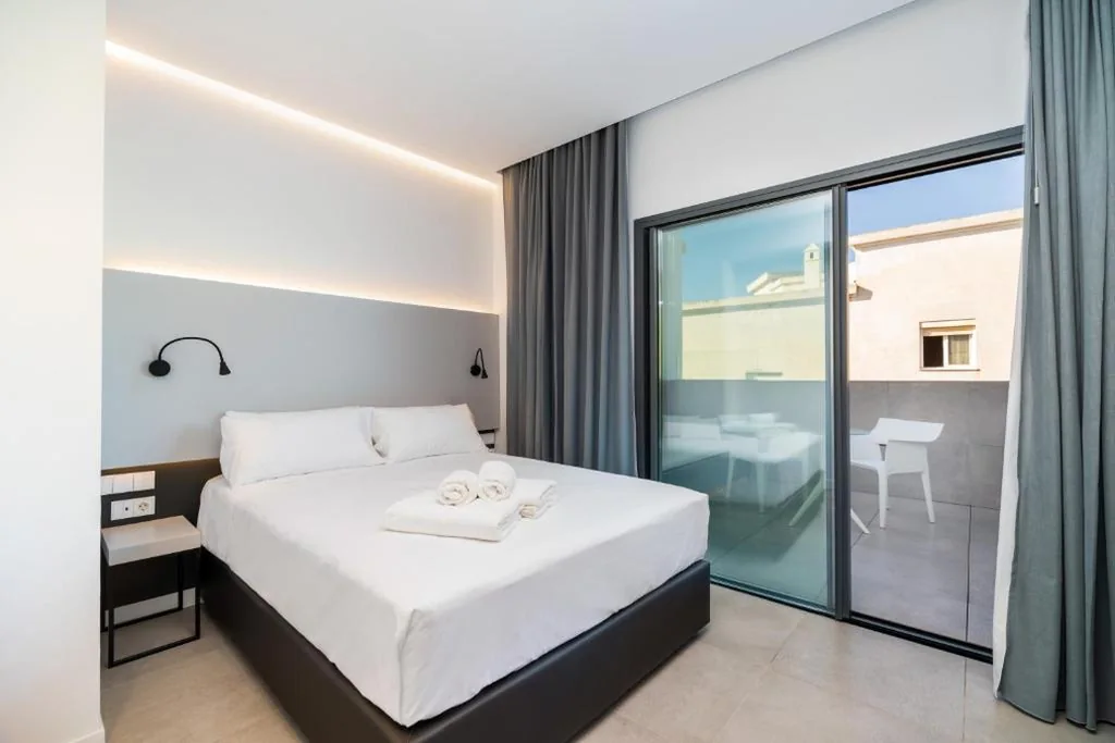Habitación Doble Superior con terraza y piscina — Dormos Hotel