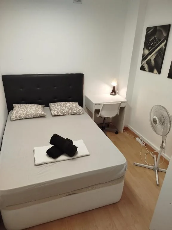 Camera matrimoniale standard con ventilatore — Double Interior Room Center City