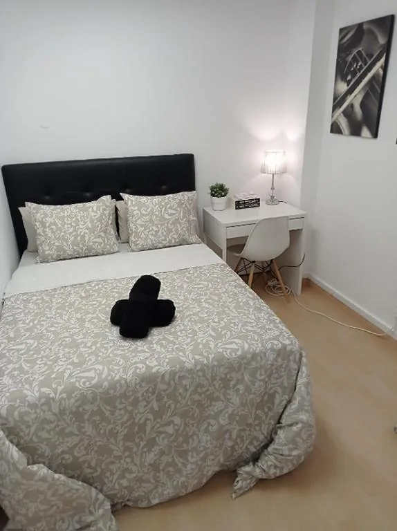 Camera matrimoniale standard con ventilatore — Double Interior Room Center City