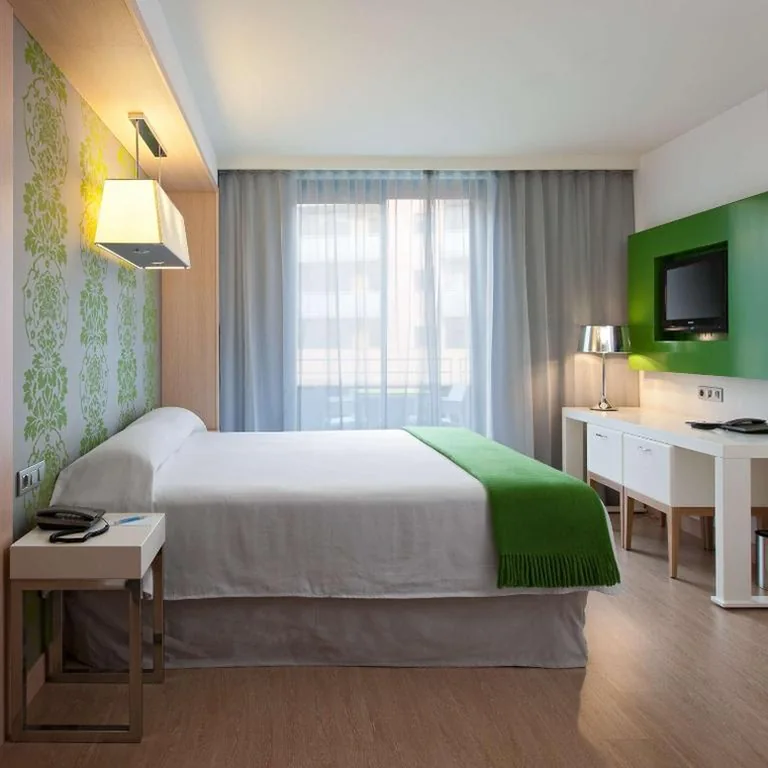 Habitación con balcón - Cama extragrande — DoubleTree by Hilton Girona