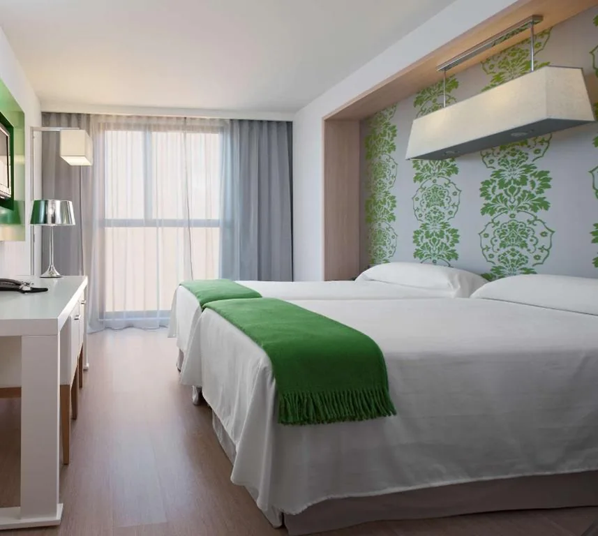 Habitación Doble - 2 camas — DoubleTree by Hilton Girona