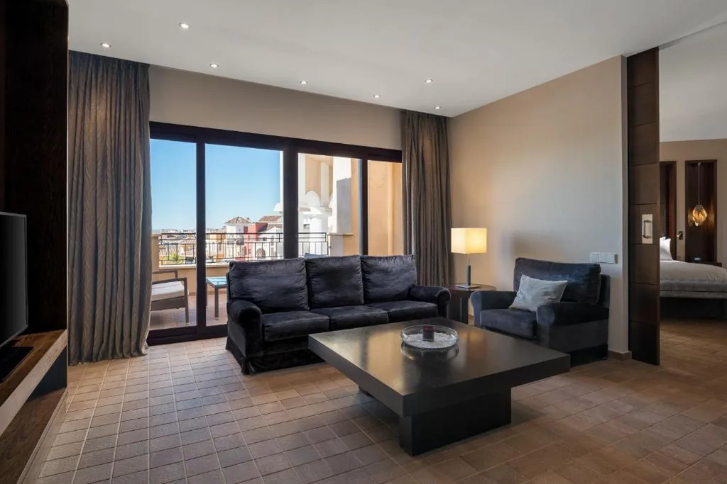 Suite Deluxe de 1 dormitorio con vistas - 1 cama extragrande — Doubletree By Hilton La Torre Golf Resort