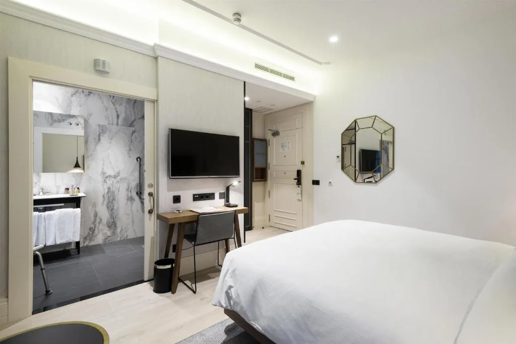 Habitación con cama extragrande - Adaptada para personas de movilidad reducida — DoubleTree by Hilton Madrid-Prado