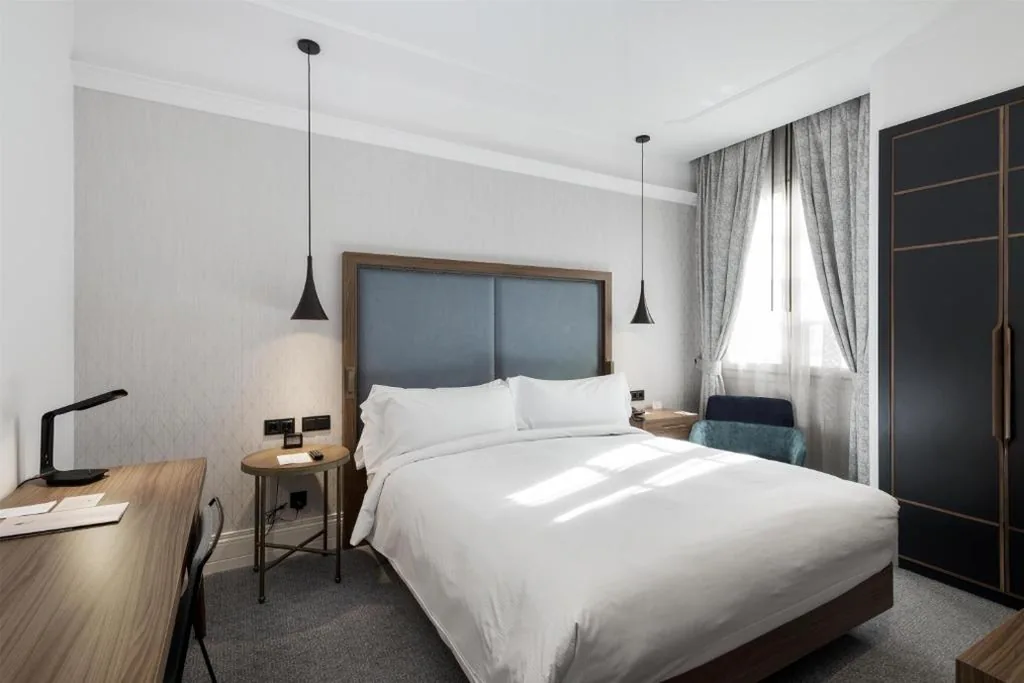 Habitación con cama extragrande — DoubleTree by Hilton Madrid-Prado