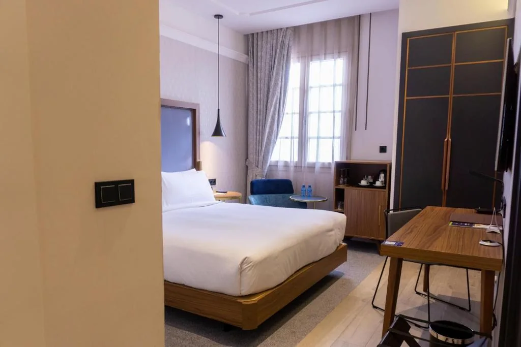 Habitación con cama grande — DoubleTree by Hilton Madrid-Prado