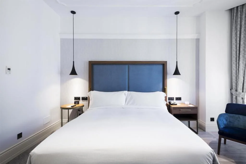 Habitación Superior con cama extragrande — DoubleTree by Hilton Madrid-Prado