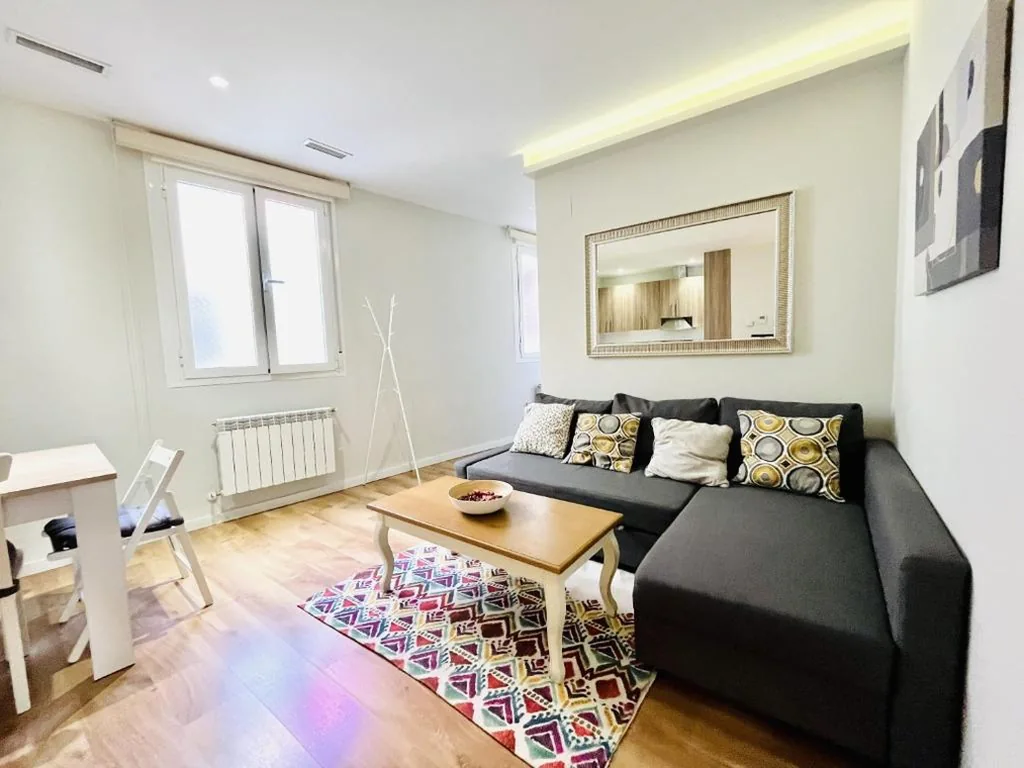 Appartamento Deluxe con 2 camere da letto e balcone — dPLACE To Be - Luxury Apartment in Historic Center