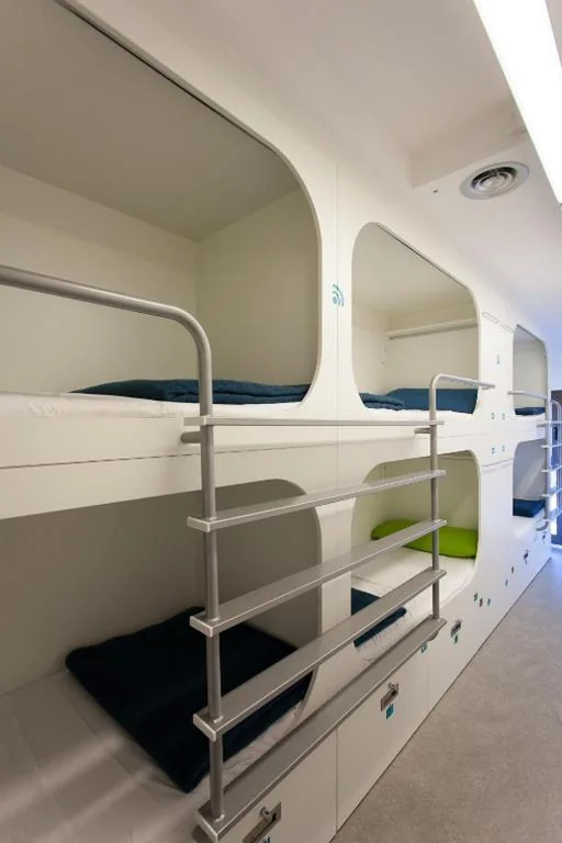 Cama individual en dormitorio compartido mixto de 16 camas — Dream Cube Hostel