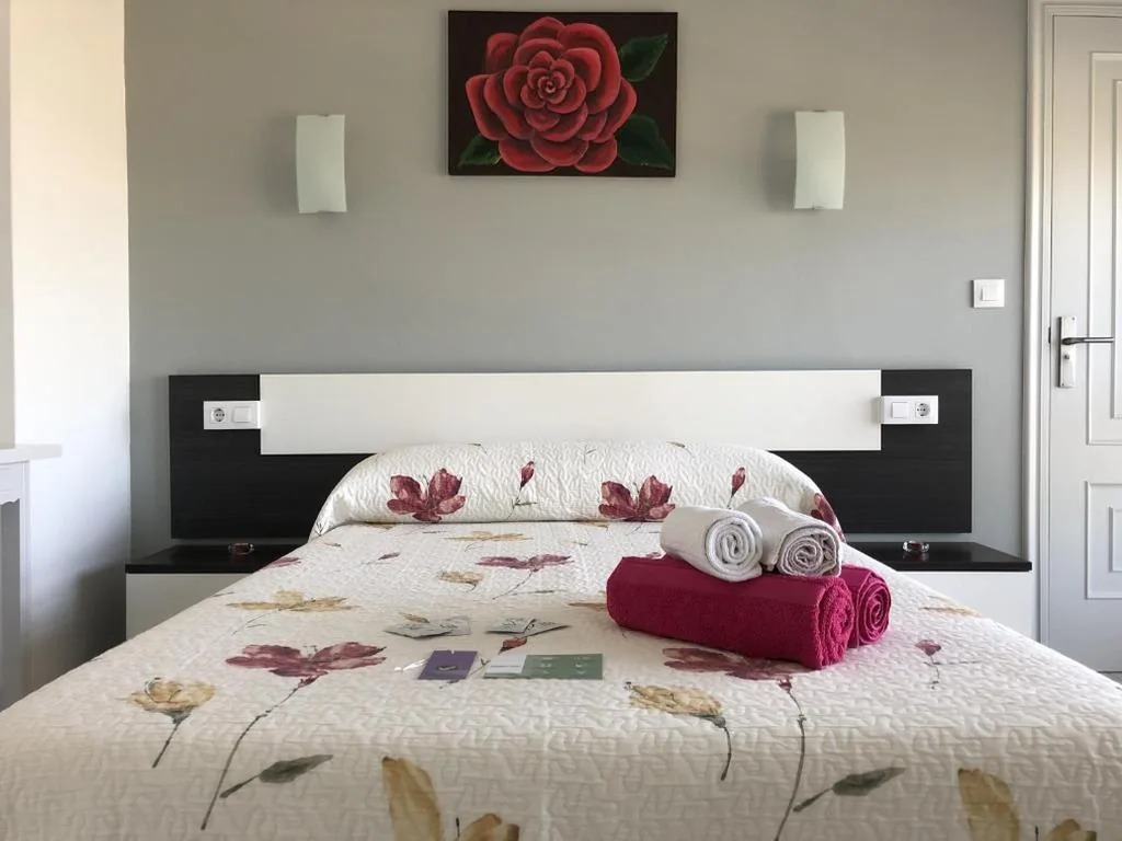Camera con letto matrimoniale e vista mare — Dukes Habitaciones