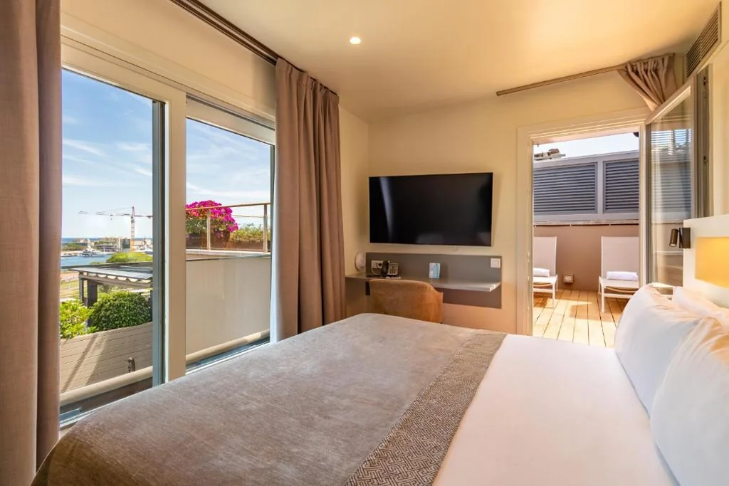 Penthouse with terrace and sea views (duplex with stairs) — Duquesa Suites Hotel by Grup Duquessa