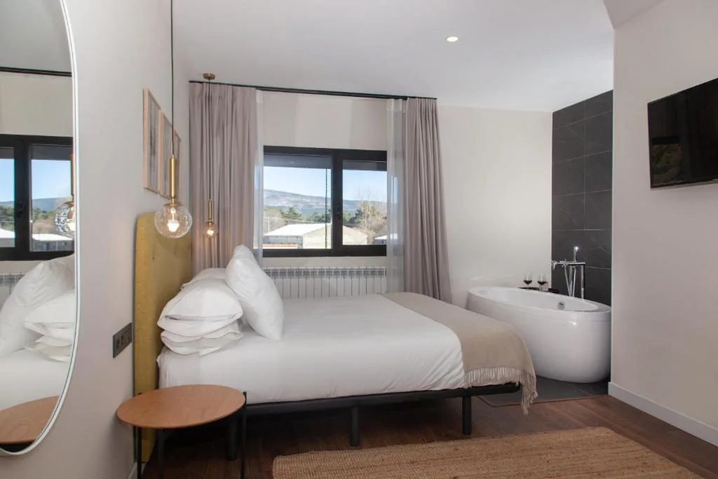Habitación Doble Deluxe con bañera — Duruelo Mountain Suites