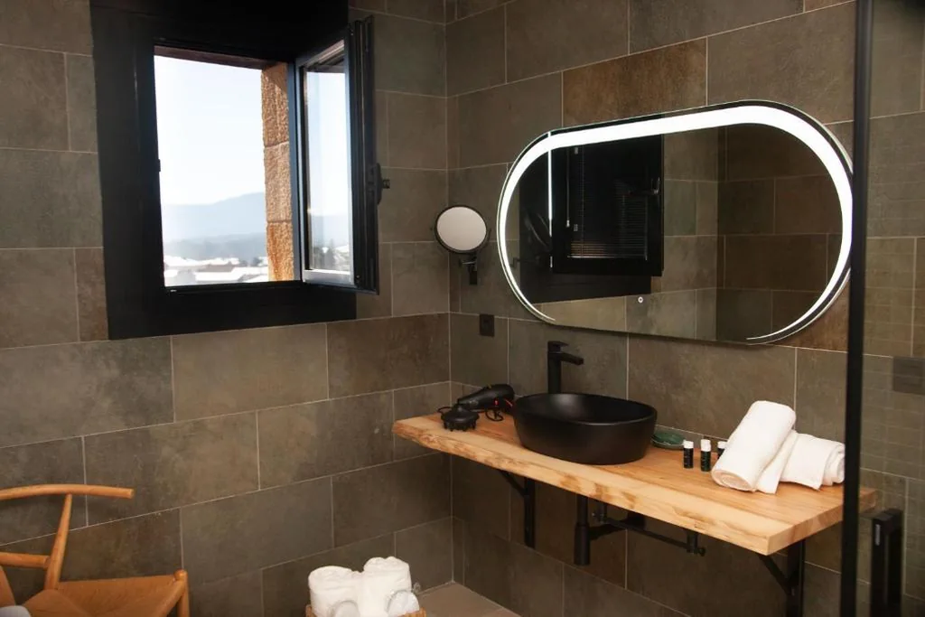 Suite Deluxe con bañera de hidromasaje — Duruelo Mountain Suites