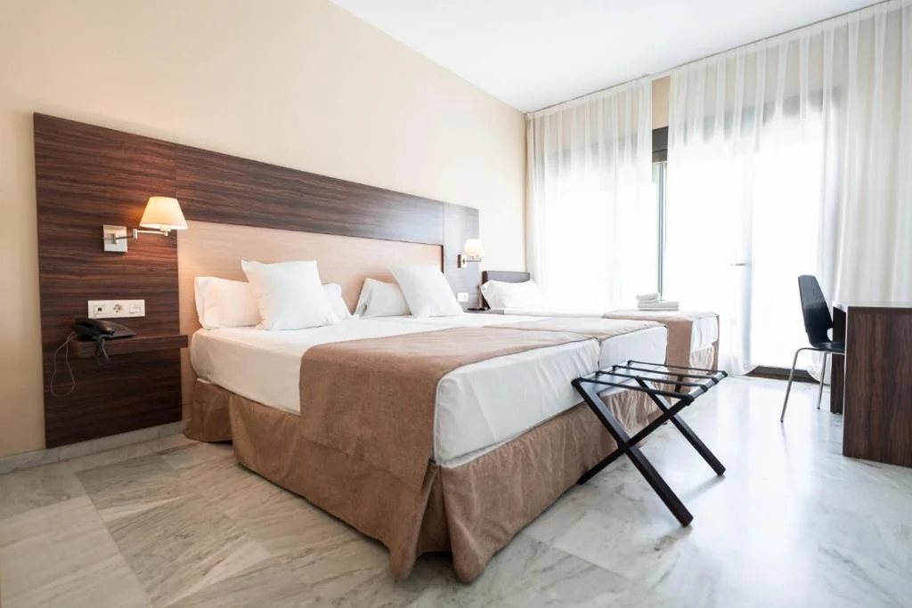 Chambre double avec lit d’appoint (2 adultes + 1 enfant) — DWO Finca Los Abetos