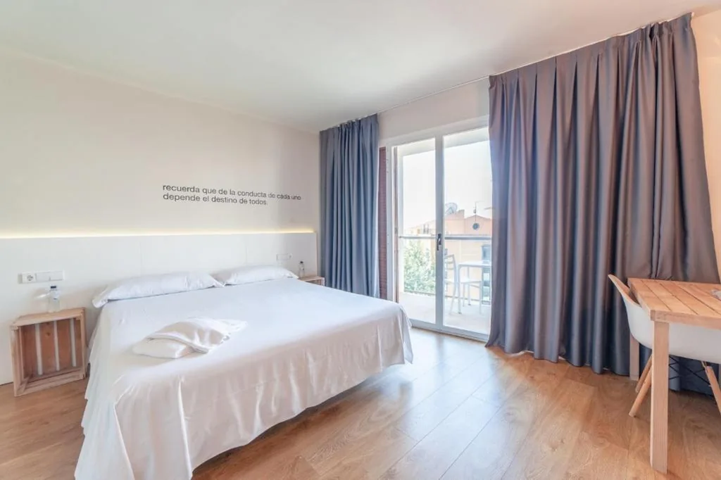 Habitación Superior - 1 cama grande — Dynamic Hotels Caldetes Barcelona